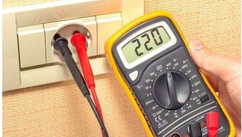 万用表红黑表笔在电压测量中的正确插法